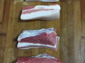 带皮五花肉洗干净，切成3公分左右的长条儿！


