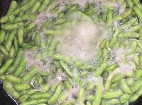 水再次烧开后继续煮3分钟即可！



