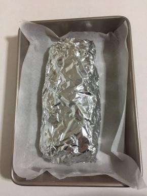 再用锡纸包好，以免把五花肉表皮烤焦，也不会把烤箱弄的油乎乎的！



