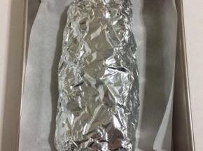 再用锡纸包好，以免把五花肉表皮烤焦，也不会把烤箱弄的油乎乎的！



