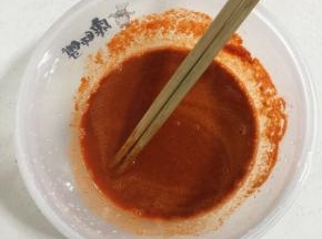 加入少许凉水搅拌均匀！水不要太多，五花肉洗的时候带的有水份！



