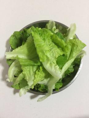 生菜清洗干净备用！


