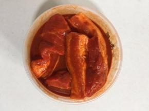 把五花肉放进搅拌好的腌料中拌匀，让每条五花肉都均匀的裹满腌料儿！



