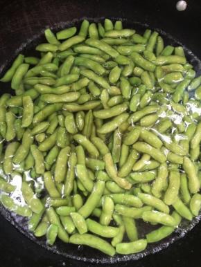 水烧开后加入一勺盐和几滴油，把处理好的毛豆倒进去！



