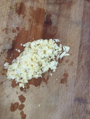 蒜瓣剥皮剁成蒜蓉备用！（也可以用兑窝捣成泥状！）


