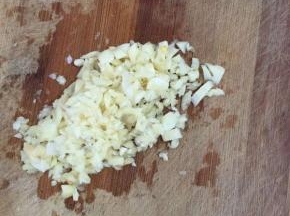 蒜瓣剥皮剁成蒜蓉备用！（也可以用兑窝捣成泥状！）


