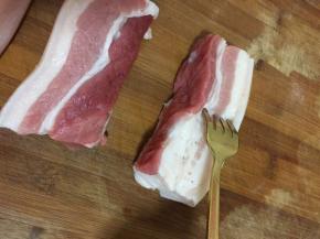 用叉子在五花肉上叉几下，腌制的时候更加入味儿。



