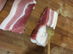 用叉子在五花肉上叉几下，腌制的时候更加入味儿。



