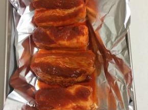 烤盘里铺上一层油纸，再垫上一层锡纸，把腌好的五花肉摆在烤盘里！有烤架的可以直接放在烤架上面烤！(一定记得烤盘里铺油纸和锡纸哦，这样烤盘里才不会弄脏，容易清洗！)


