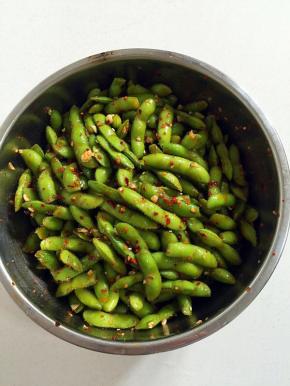 毛豆中加入蒜蓉，辣椒油2勺，香醋3勺，香油1勺，盐2勺，鸡精1勺，味极鲜酱油1勺搅拌均匀，放在冰箱冷藏2小时以上，让毛豆更入味儿！


