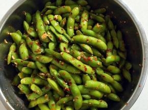 毛豆中加入蒜蓉，辣椒油2勺，香醋3勺，香油1勺，盐2勺，鸡精1勺，味极鲜酱油1勺搅拌均匀，放在冰箱冷藏2小时以上，让毛豆更入味儿！


