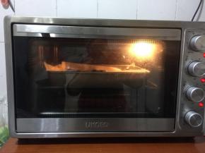 放入提前预热好的烤箱中层，200度烤60分钟！



