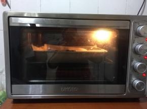 放入提前预热好的烤箱中层，200度烤60分钟！



