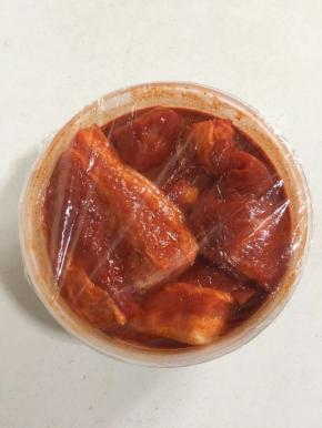 盖上保鲜膜放入冰箱冷藏腌制5个小时左右！最好提前一天晚上腌制，会更加入味儿哦！中途记得翻面哦！


