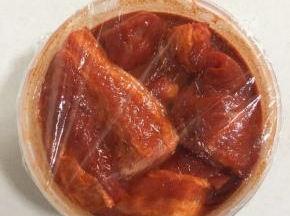 盖上保鲜膜放入冰箱冷藏腌制5个小时左右！最好提前一天晚上腌制，会更加入味儿哦！中途记得翻面哦！


