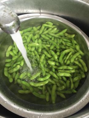 煮好的毛豆捞出来沥干水份，迅速放在水龙头下冲洗几遍，直到毛豆彻底变凉即可！




