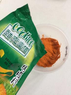 奥尔良烤肉料140克倒入碗中！


