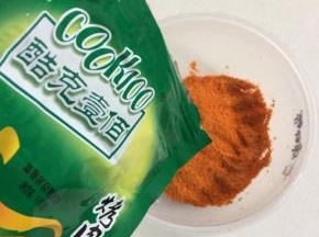 奥尔良烤肉料140克倒入碗中！


