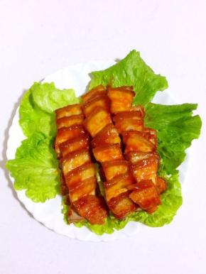烤好的五花肉切片即可包裹鲜嫩的生菜食用啦！

