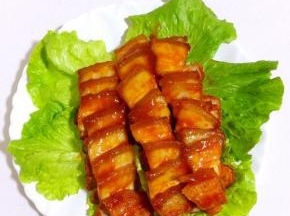 烤好的五花肉切片即可包裹鲜嫩的生菜食用啦！

