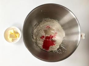 把黄油外的其他食材，按照底层液体、中层粉类、上层干酵母的顺序，一起放入厨师机桶里。