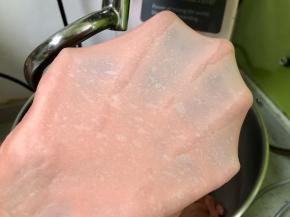 然后开高速 4档揉至可以抻出薄膜的状态。（如果没有厨师机，可以用面包机，面包机揉的时间要比厨师机长一些。用手揉也是一样的顺序）