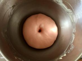 面团发至2倍大，手指沾面粉戳洞不塌陷不回缩即发酵完成。