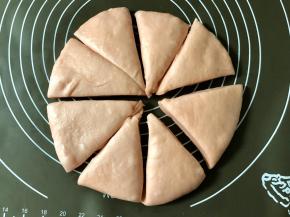 把面团排气后，平均分层8份。