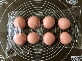 滚圆后平均分成 8份，盖上保鲜膜松弛15分钟。