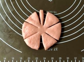 如图，左、右侧各切两刀，两边各平均分成三份。