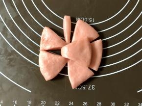 如图，取左边中间的那片，向右折叠过去，然后把上下两片紧挨着摆在一起。