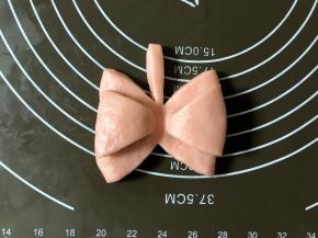 右侧一样的操作，蝴蝶结的形状就出来了。