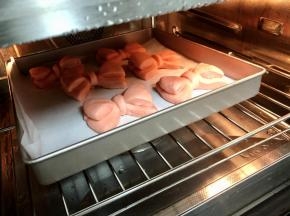 把烤盘放入烤箱进行二次发酵，温度35～38度，可以放一碗热水增加湿度，发至1到1.5倍大即可，夏天会发的比较快，要注意时间。
