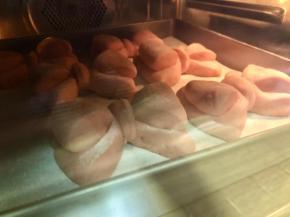 预热好之后放入烤箱，改成 160度烤20分钟。我用的是风炉烤箱，平炉的话可以设置上170度下180度，注意观察上色，颜色深了可以加盖锡纸。温度和时间仅供参考，请根据自家的烤箱实际情况来调节。