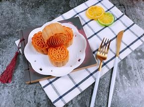 广式纯白莲蓉蛋黄月饼完成