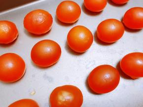 新鲜现敲出来的咸蛋黄，冲洗干净表面的一层白膜，放入烤箱里150度烤几分钟，不要烤出油了表面干爽即可