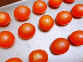 新鲜现敲出来的咸蛋黄，冲洗干净表面的一层白膜，放入烤箱里150度烤几分钟，不要烤出油了表面干爽即可