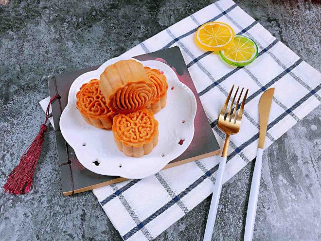 广式纯白莲蓉蛋黄月饼