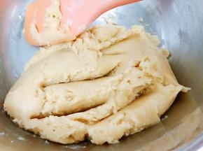 用刮刀翻拌成无干粉的面团，装入保鲜袋里密封静置2个小时