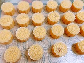 全部做好后用小喷壶喷一层细密的水雾，一扫而过即可。
放入预热好的烤箱中层200度烤5分钟定型