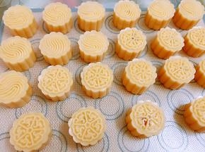 全部做好后用小喷壶喷一层细密的水雾，一扫而过即可。
放入预热好的烤箱中层200度烤5分钟定型