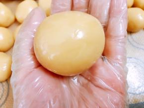 用虎口轻推包好收口后滚圆