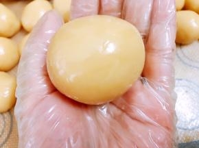 用虎口轻推包好收口后滚圆