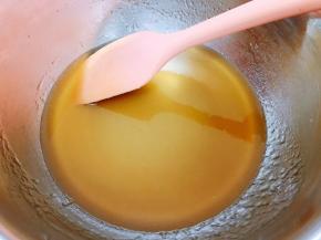 盆里加入转化糖浆，花生油，枧水，充分搅拌均匀