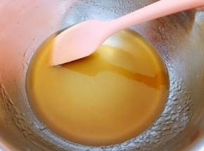 盆里加入转化糖浆，花生油，枧水，充分搅拌均匀