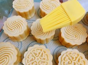 取出刷一层薄薄的蛋黄水。烤箱转180度，继续放进去烤15分钟