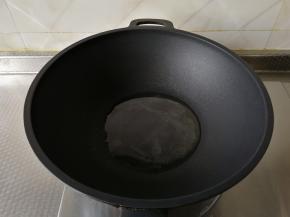 干净无水不粘锅中，倒入玉米油，开大火将玉米油烧热。鸡蛋用筷子打散。