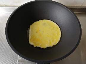 然后倒入打散的鸡蛋液，开始煎鸡蛋。