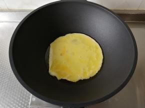 然后倒入打散的鸡蛋液，开始煎鸡蛋。