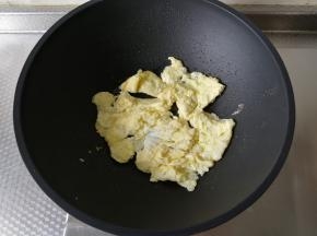 等鸡蛋液基本凝固，然后翻面，两面煎金黄，略微炒散，关火装盘备用。